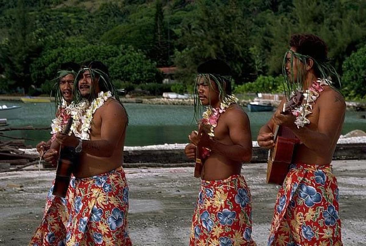 Músicos vestidos con las ropas típica en la isla de Mangareva