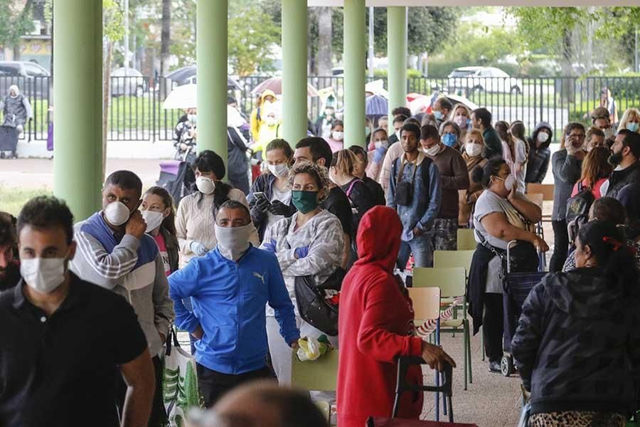 Reparto masivo de alimentos en el colegio Fernán Pérez de Oliva