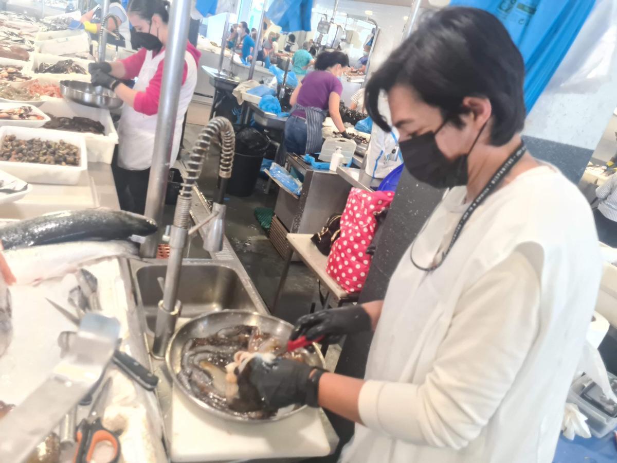 Eva Torrado limpia un pulpo que acaba de vender. Eva Torrado limpia un pulpo que acaba de vender.