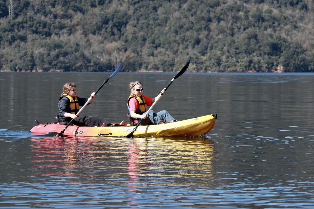 Dos chicas practican kayak en el pantano de Sau.