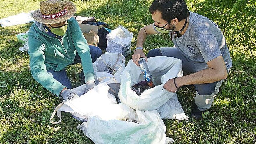 Voluntaris netejant la Vall de Sant Daniel ahir diumenge