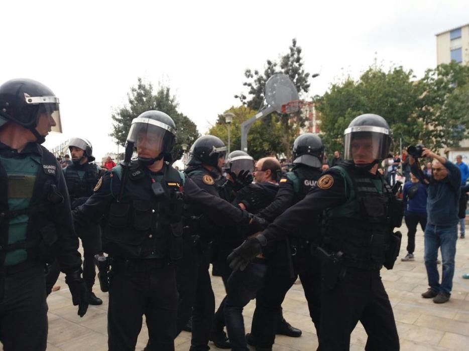 Guàrdia Civil i Policia Nacional desallotgen amb violència col·legis electorals gironins