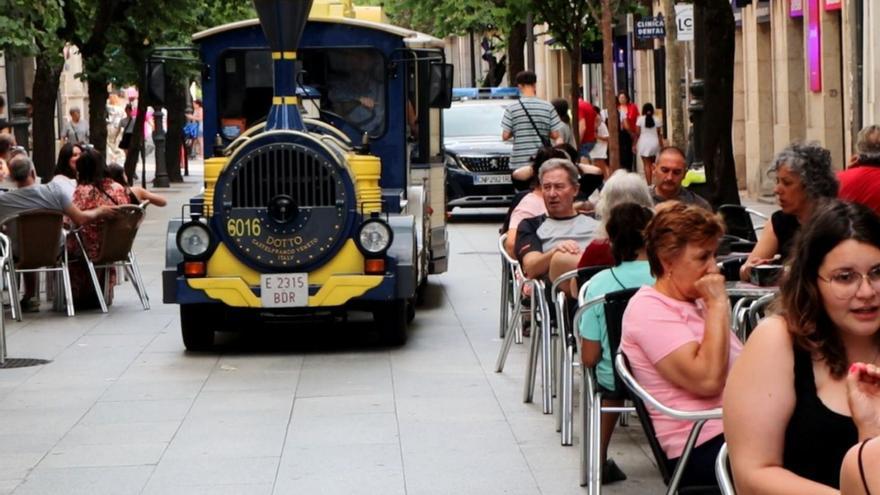 Veladores y tren chuchú del servicio de transporte compartiendo espacio en el Paseo.   | // F. CASANOVA