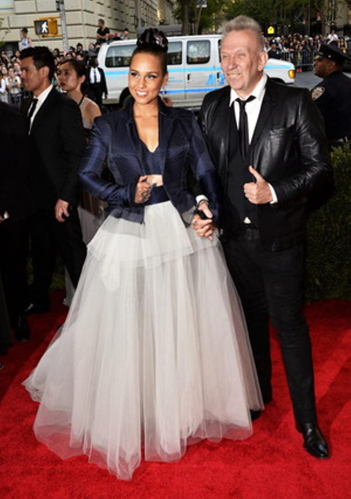 Alicia Keys y Jean Paul Gaultier llegaron juntos a la gala. Sus atuendos no lograron los aplausos de la crítica.