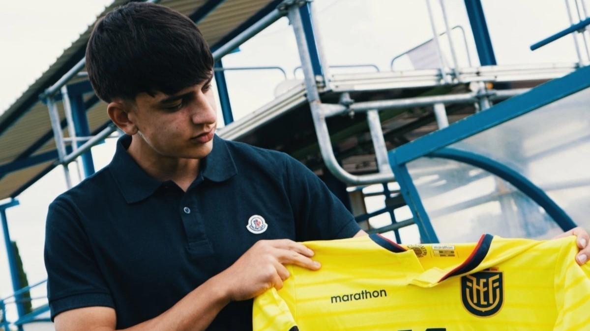 El futbolista Diego Monzón sujeta la camiseta de la selección ecuatoriana.