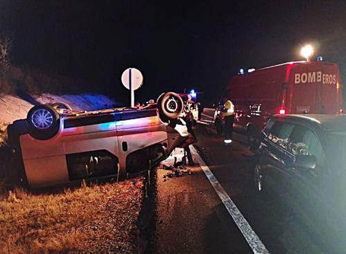 Nueve heridos por el vuelco de 2 coches al intentar esquivar a varios ciervos