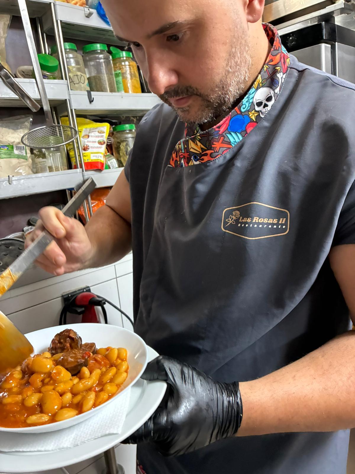 Ortega prepara una fabada, uno de los seis platos opcionales como primero a  elegir del menú.