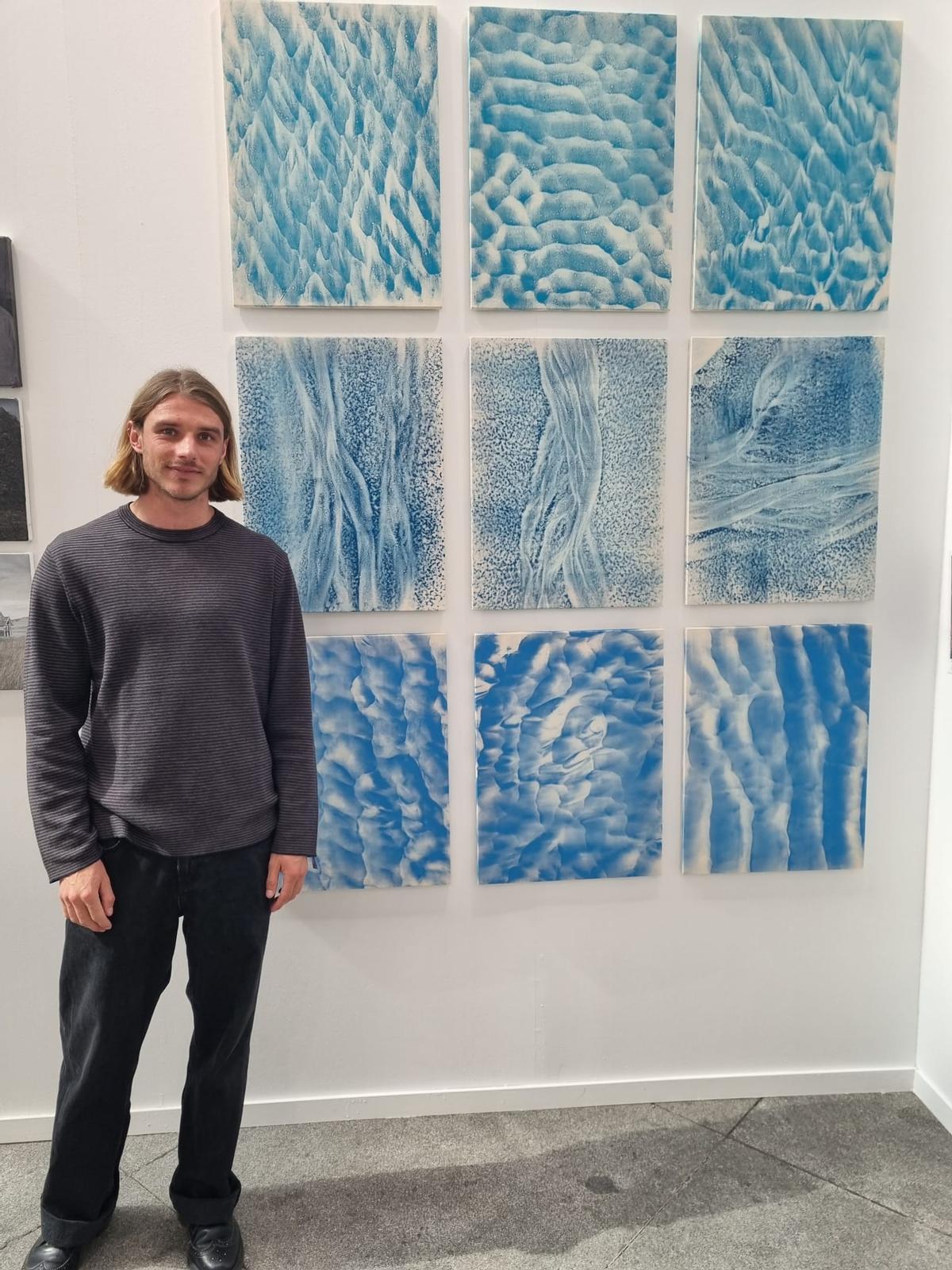 Iyán Castaño, delante de su serie "Orbayu"