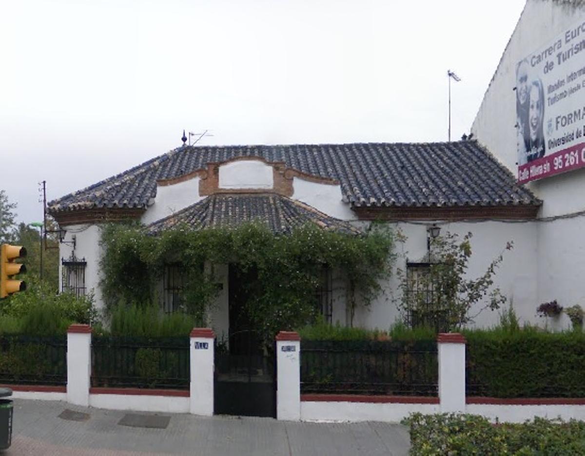 Imagen del improductivo chalé regionalista, finalmente demolido.