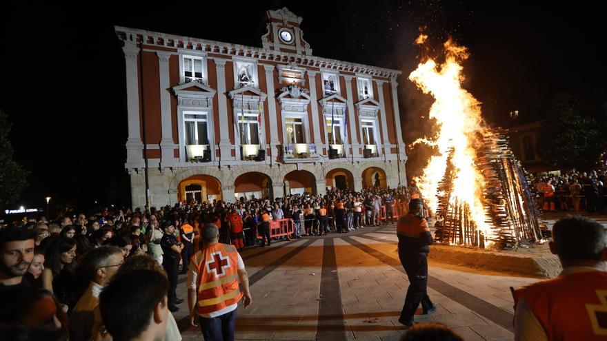 El fuego de la noche de San Juan purifica Asturias