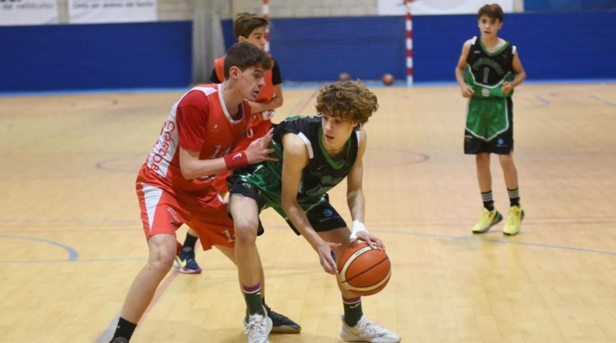 Guillermo del Pino controla el balón en su última temporada en el Cordobasket.