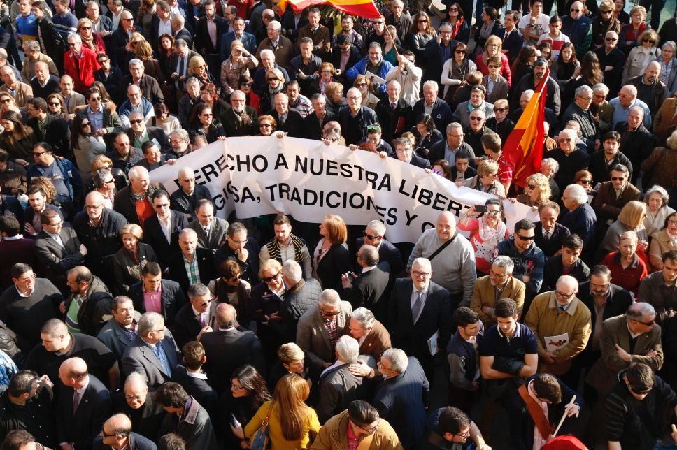 Los cofrades se manifiestan por la Semana Santa tradicional