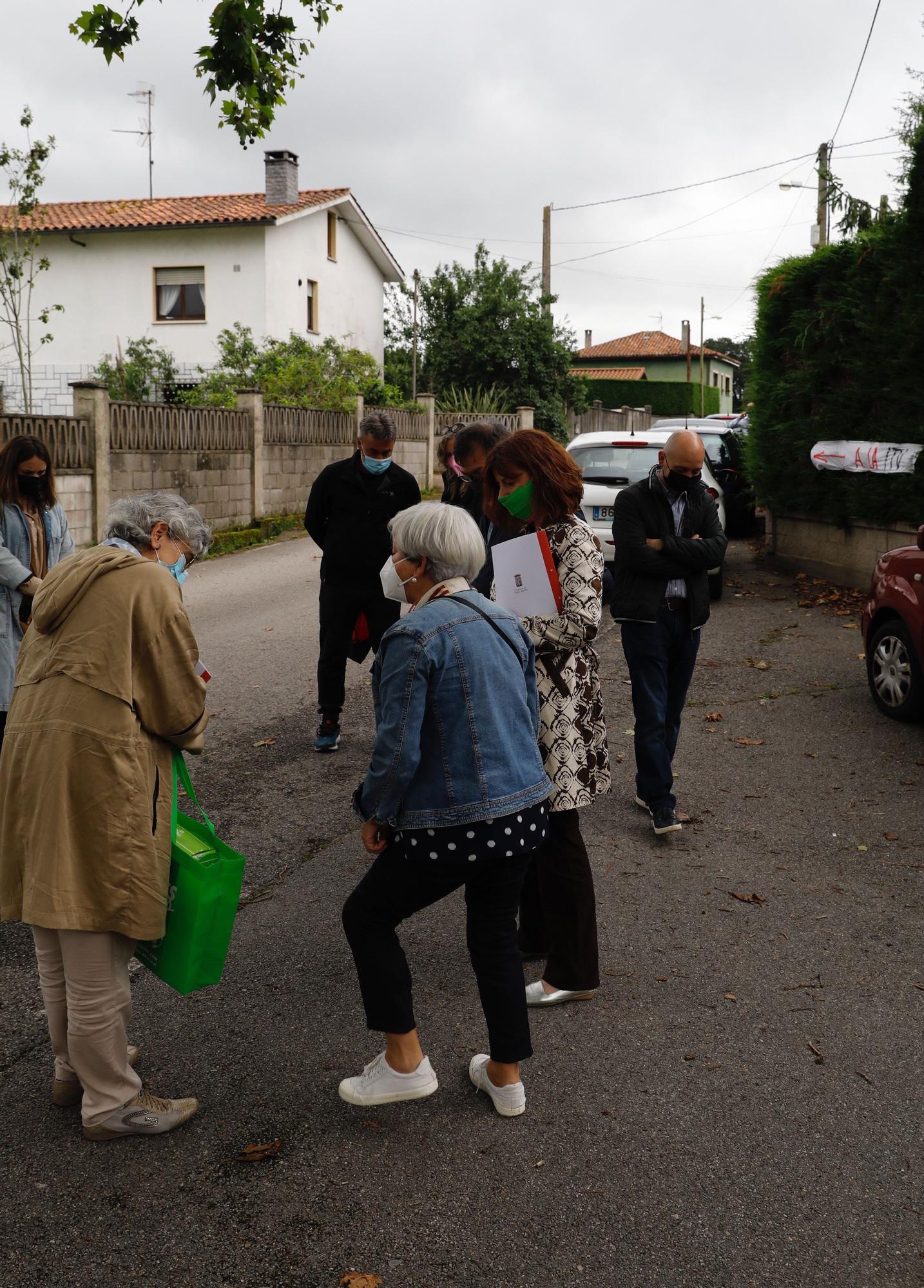 La Alcaldesa visita a los vecinos de Granda, contrarios a la ITV