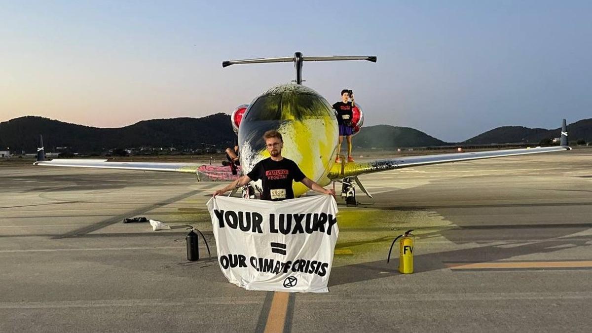 Activistes de Futuro Vegetal durant una acció contra un jet privat a Eivissa