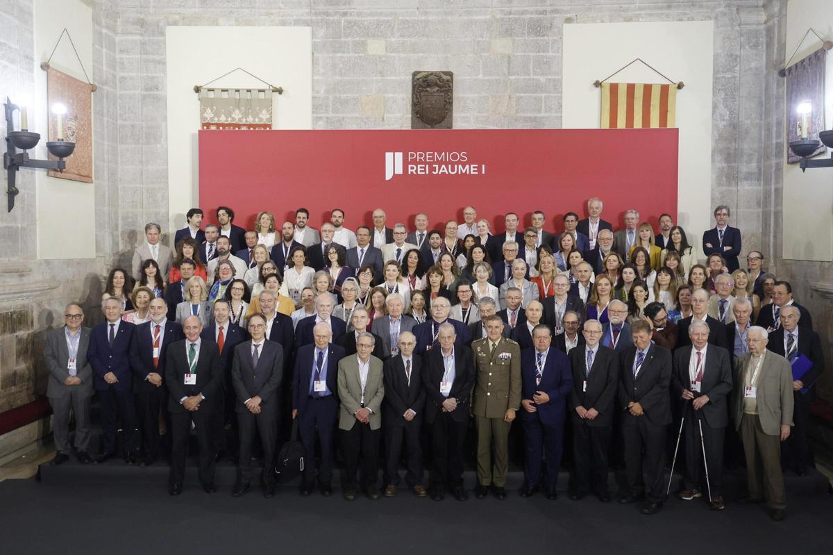 Foto de grupo del jurado de los Premios Rei Jaume I 2025 junto a diversas autoridades en el Salón del Trono del antiguo convento de Santo Domingo de València, sede del Cuartel General Terrestre de Alta Disponibilidad (CGTAD) del Ejército.