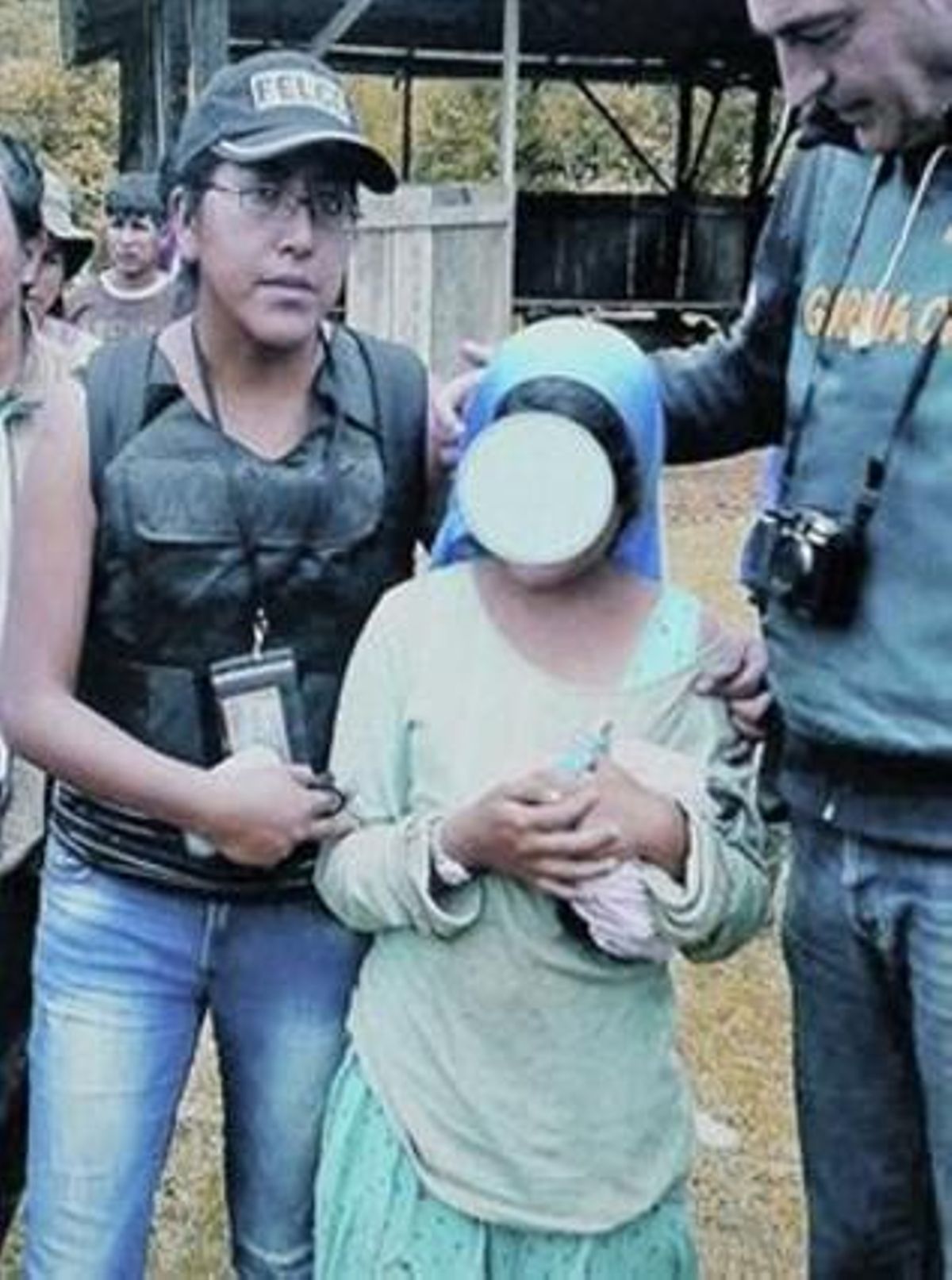 La nena, després de ser entregada a la policia, a Bolívia. La nena, després de ser entregada a la policia, a Bolívia.