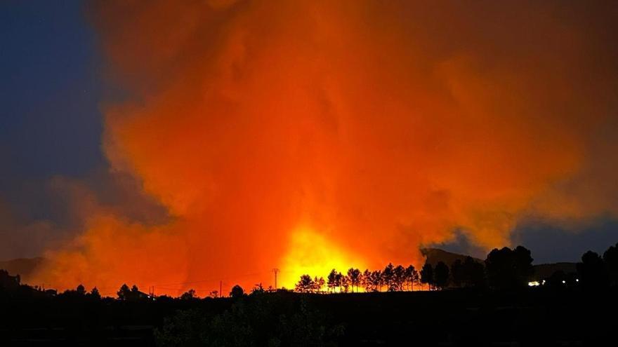 Más de 100 efectivos continúan trabajando en la extinción del incendio de Benasau mientras los vecinos de Penàguila regresan a sus viviendas