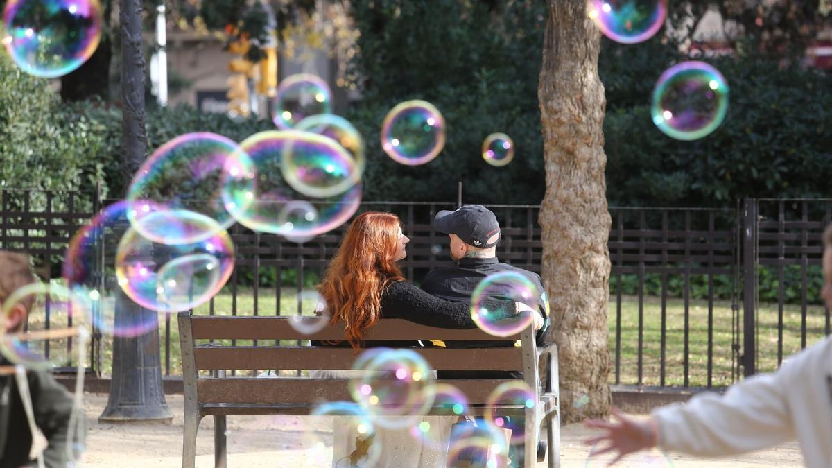 Una pareja sentgada en un banco, en Barcelona.