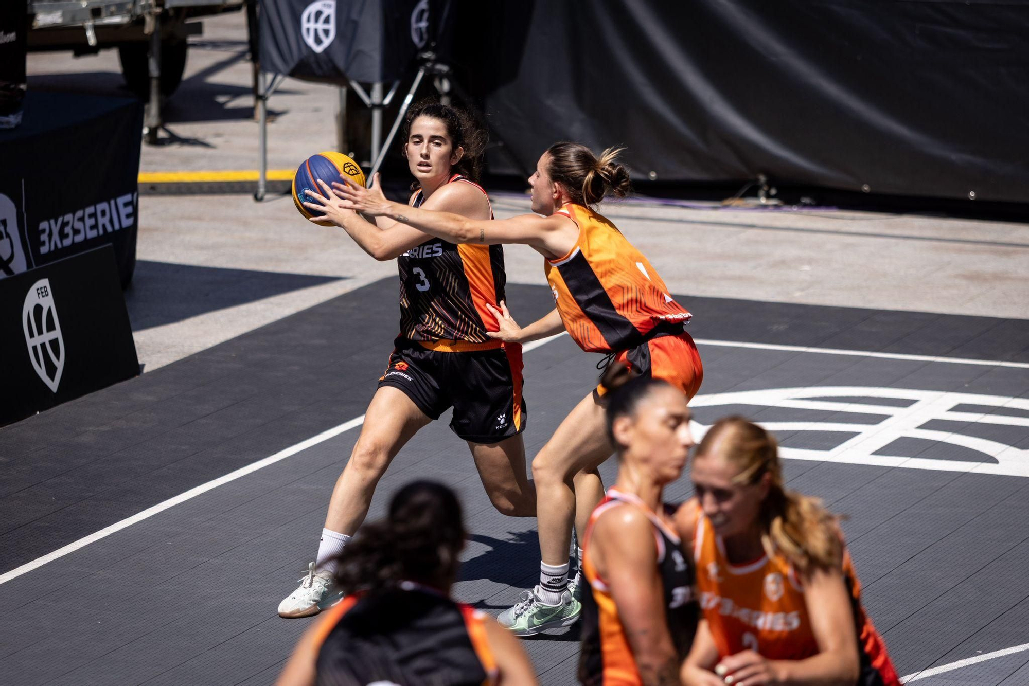 En imágenes | La Plaza del Pilar respira baloncesto con el 3x3
