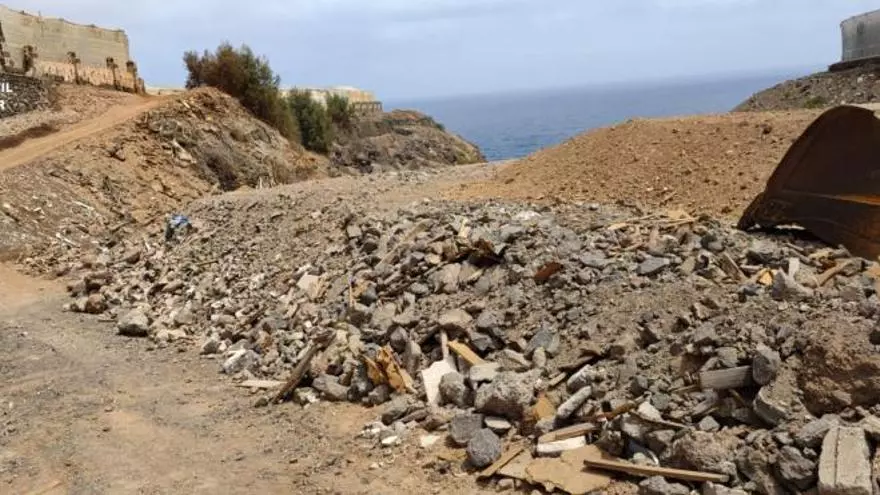 Rellenan un barranco de Guía con 30.000 metros cúbicos de residuos