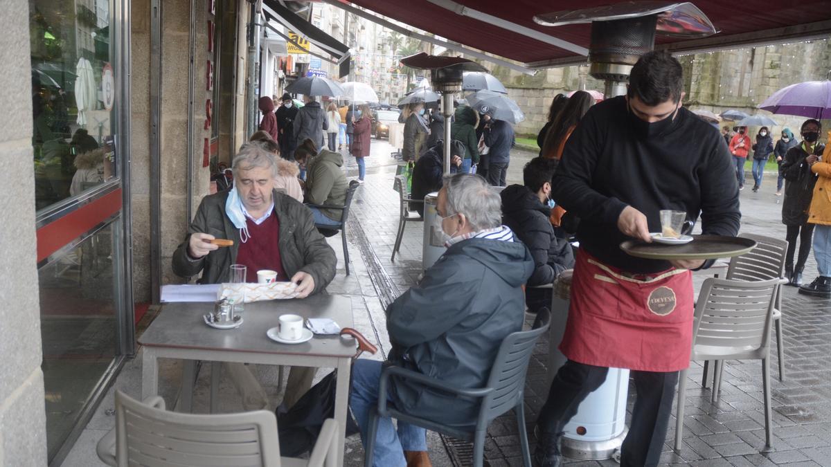 Las terrazas se quedan pequeñas en Pontevedra en su reapertura al 50% -  Faro de Vigo