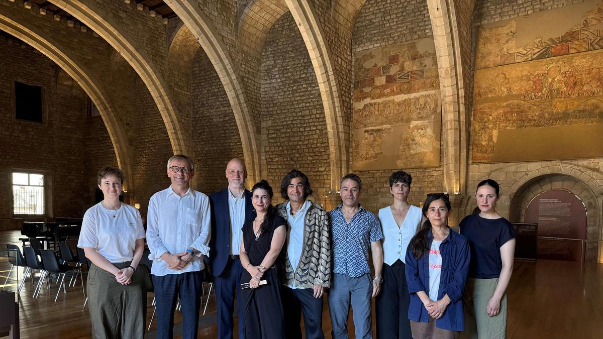 El equipo que ha hecho posible 'Human requiem' en el Saló del Tinell. De izquierda a derecha: Belén Clemente, asistente de director; Simon Halsey, director musical; Joan Oller, director general del Palau de la Música Catalana; Leticia Martín, directora del Grec Festival de Barcelona; Jochen Sandig, creador del proyecto; Jörg Bittner, diseñador de la iluminación; Mireia Tarragó, soprano; Claudia de Serpa Soares y Rosabel Huguet Dueñas, asistentes coreográficas.