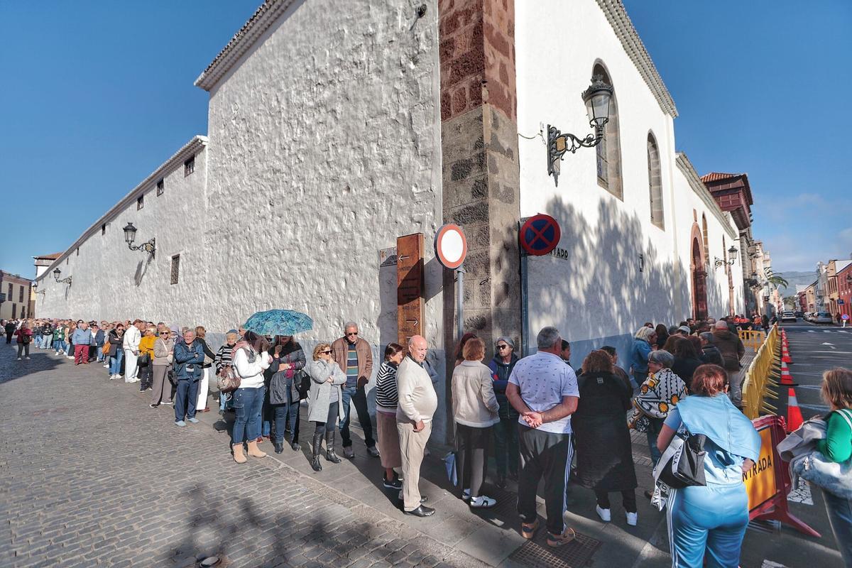 Colas para ver a 'La Siervita'