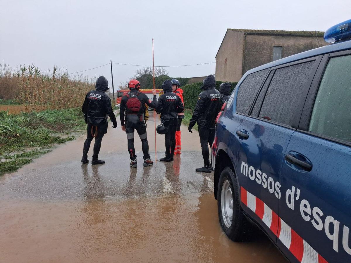 Mossos d'Esquadra col·laborant en la cerca d'un home que hauria estat arrossegat amb el seu cotxe per la riera a Palau-sator.
