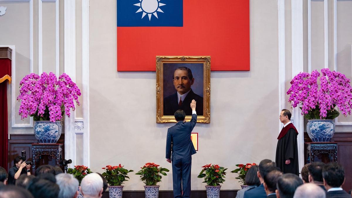 l presidente electo de Taiwán, Lai Ching-te, presta juramento ante un retrato del fundador de Taiwán, Sun Yat-sen, durante la ceremonia de investidura en el edificio de la Oficina Presidencial en Taipei.