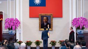 l presidente electo de Taiwán, Lai Ching-te, presta juramento ante un retrato del fundador de Taiwán, Sun Yat-sen, durante la ceremonia de investidura en el edificio de la Oficina Presidencial en Taipei. 