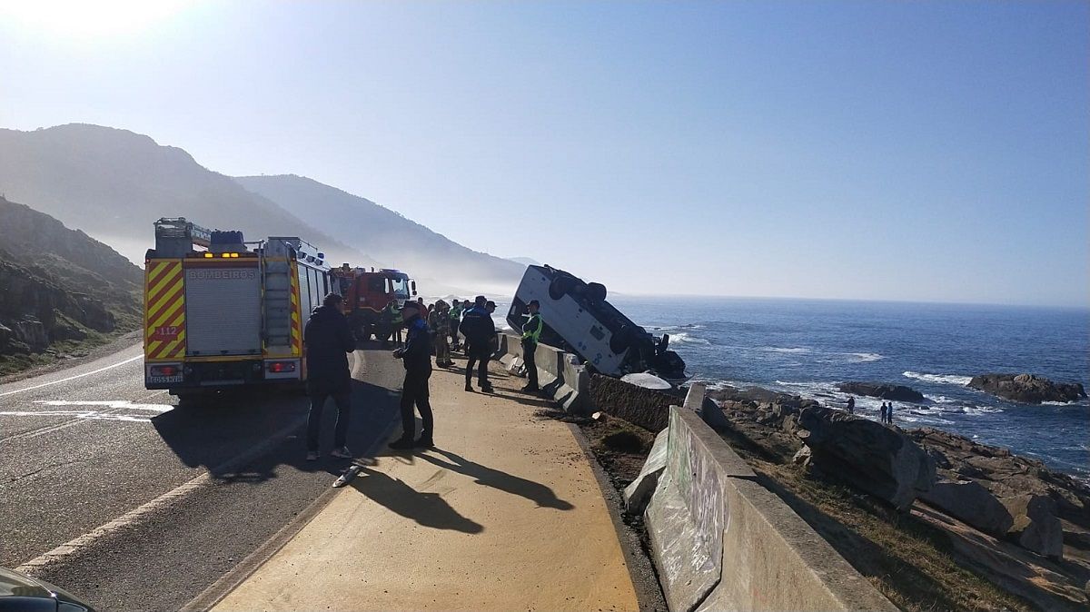 Un microbús vuelva sobre las rocas de cabo Silleiro