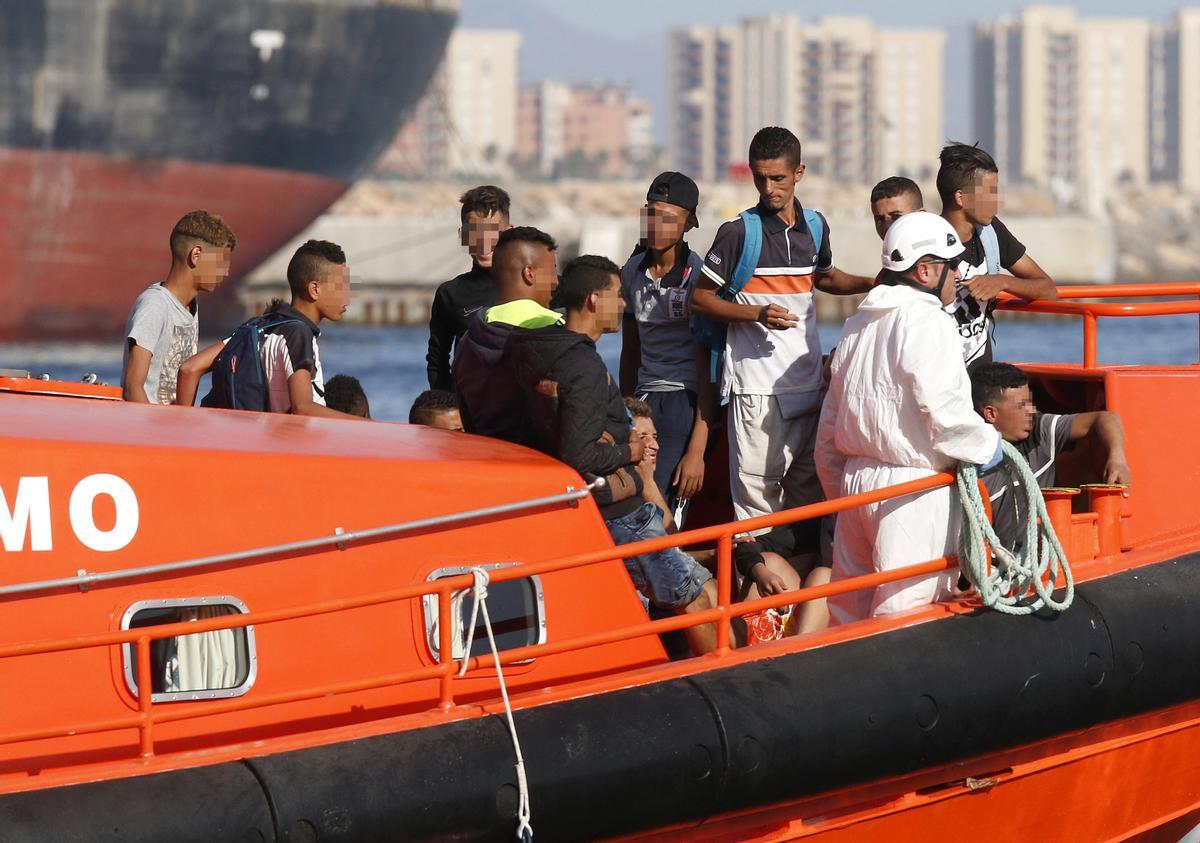 GR268 ALMERIA, 4/9/2016.- Los quince menores de origen argelinos que han sido rescatados de una patera interceptada al sureste de Cabo de Gata han desembarcado a las esta tarde en el puerto de Almería tras ser trasladados por la embarcación Salvamar Algenib.Una vez en las instalaciones portuarias, voluntarios de Cruz Roja les han atendido antes de ser puestos a disposición del Cuerpo Nacional de Policía. El Centro de Coordinación Operativa (CECOR) de Madrid alertó de que un avión italiano del Frontex había avistado una patera a 46 millas al sur del Cabo de Gata. EFE /Carlos Barba