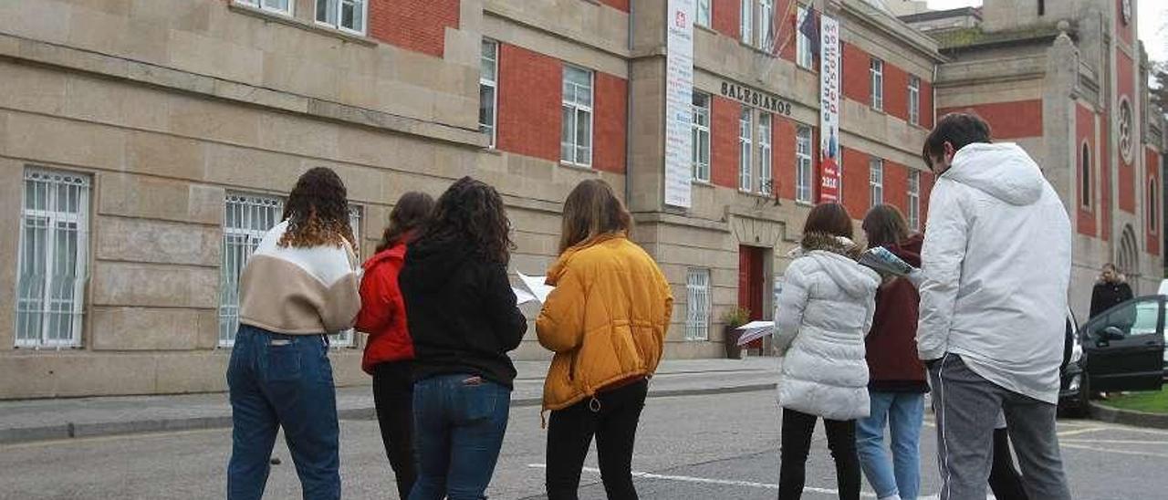 Un grupo de jóvenes de Secundaria frente a Salesianos en la mañana de ayer. // Iñaki Osorio