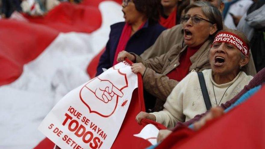 &quot;Que se vayan todos!&quot; : Los peruanos exigen el cierre del Congreso y nuevos comicios