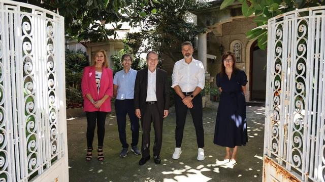 Yolanda Aguiar, Abel Caballero y María José Caride, con los promotores del proyecto, Francisco Montoto y Luis Barros, en el futuro “sénior living”.