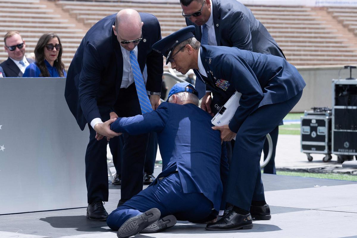 Joe Biden se cae en el escenario durante la graduación de la Academia de la Fuerza Aérea