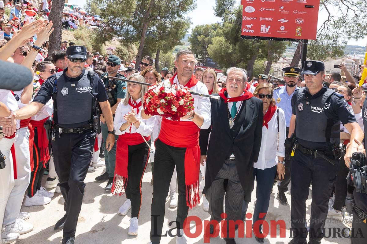 Bandeja de flores y ritual de la bendición del vino en las Fiestas de Caravaca