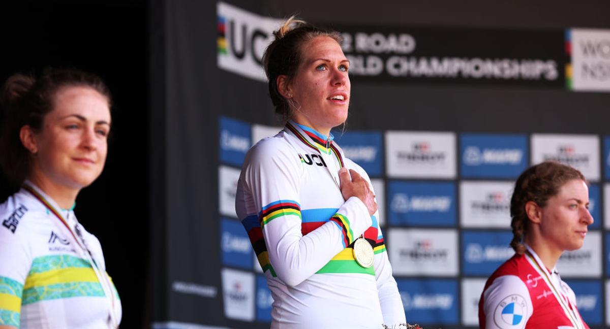 Ellen van Dijk en lo más alto del podio