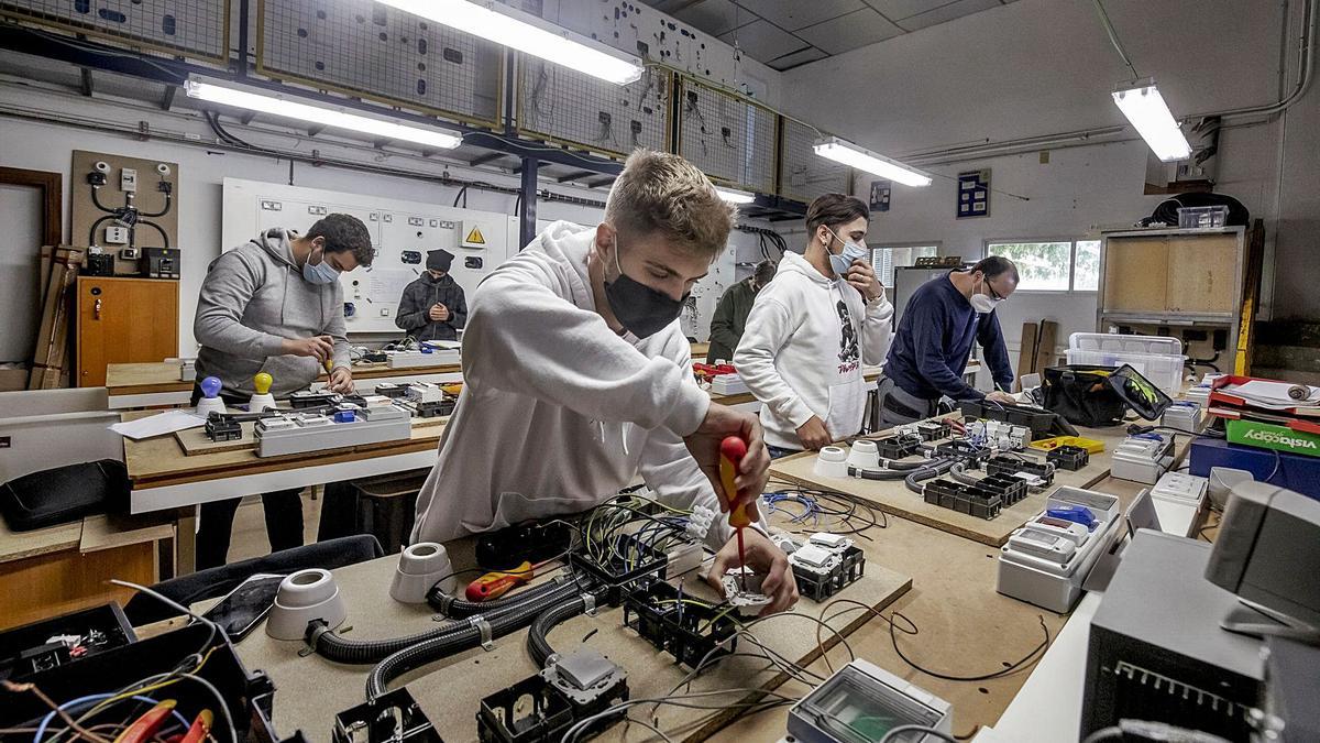 Alumnos de Formación Profesional, en una de las aulas del Joan Taix, uno de los centros con más experiencia en esta enseñanza.