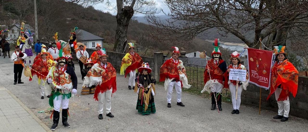 Danzantes, damas y cabaleiros de la Asociación A Feira  de Salceda, este fin de semana en el Festival ViboMask.   | // D.P.