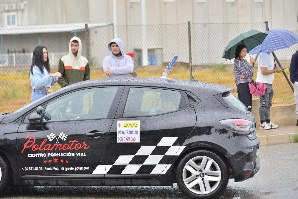 La mayoría de autoescuelas incorporan rótulos exigiendo más exámenes del práctico como este vehículo, en una imagel del pasado viernes