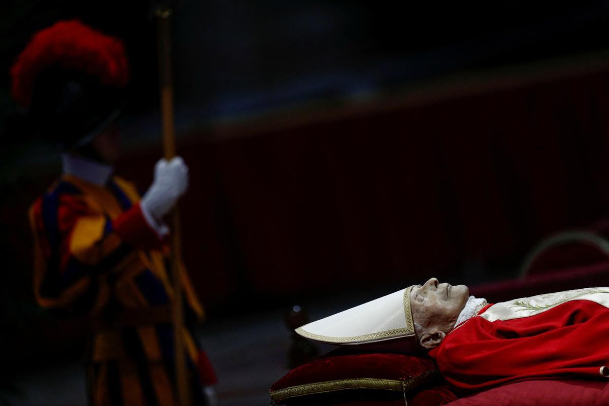 El cuerpo del ex Papa Benedicto yace en la Basílica de San Pedro en el Vaticano.