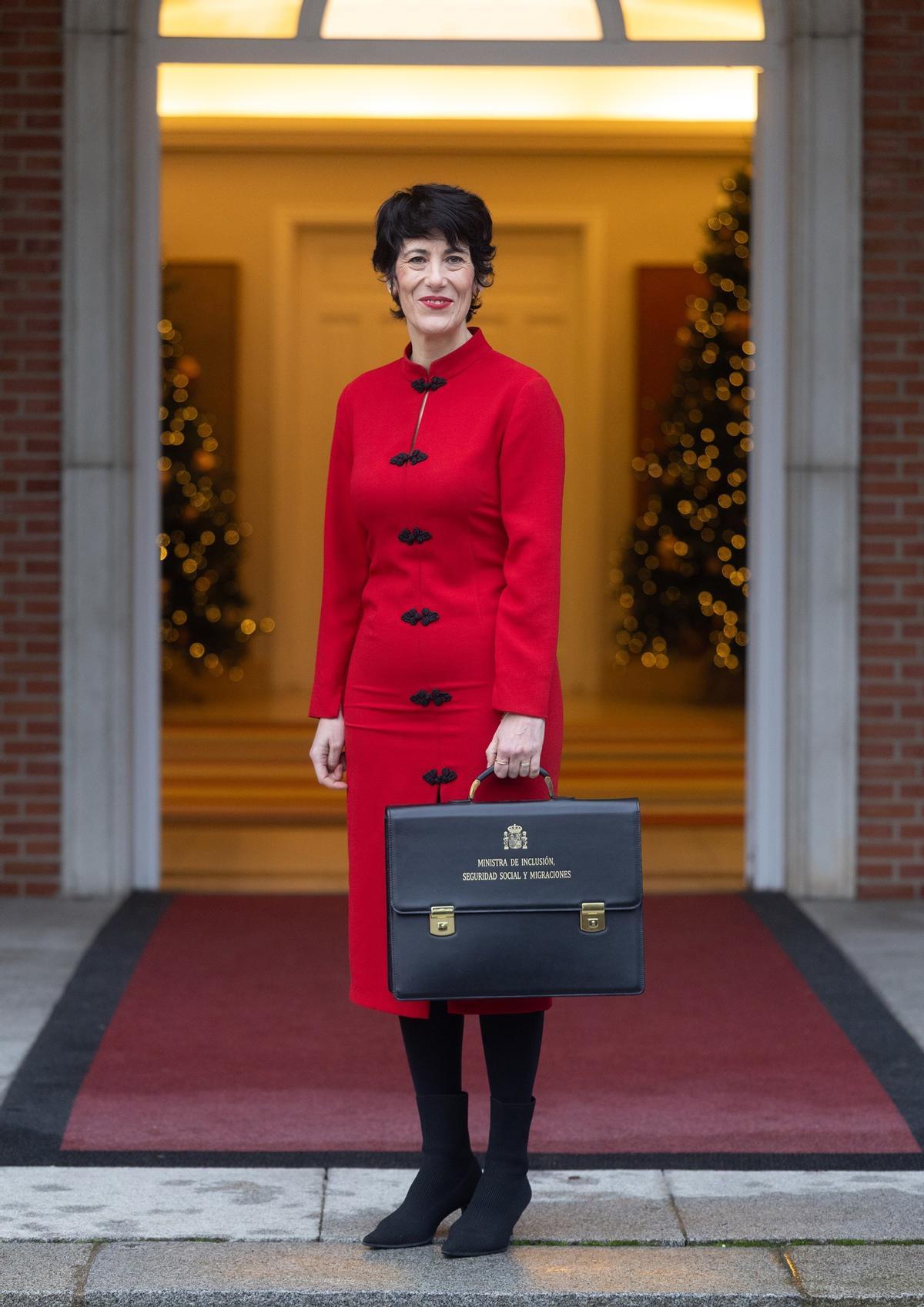 La ministra de Seguridad Social, Inclusión y Migraciones y nueva portavoz del Gobierno, Elma Saiz, posa con su cartera, en el Palacio de la Moncloa, este martes