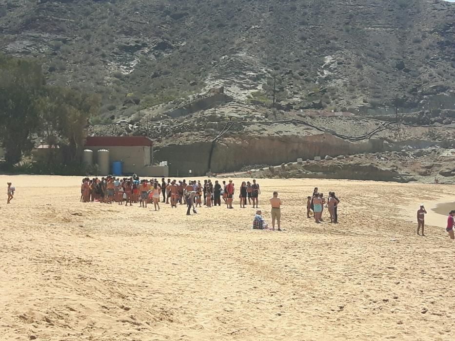 La Guardia Civil desaloja la playa de Tauro