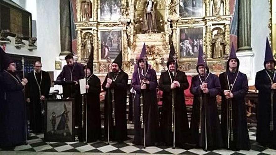 De la Fuente (tercero izquierda) con los abades durante la emotiva despedida a las madres clarisas.