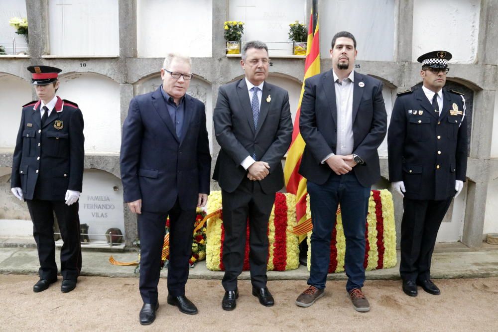 El president i el vicepresident de la Diputació de Girona i el portaveu del grup socialista fent l'ofrena floral a la tomba del president Irla