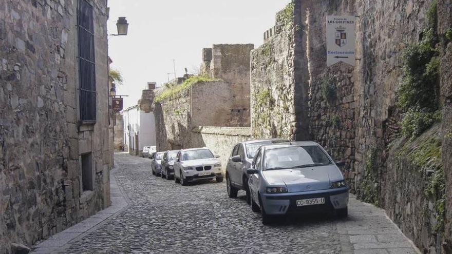 Las calles de la parte antigua de Cáceres se llenan de vehículos tras la retirada de los pivotes