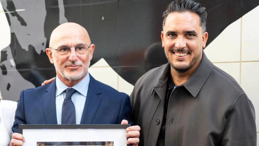 Alberto León, artista urbano tinerfeño, inmortaliza a Luis de la Fuente a gran escala en el barrio valenciano de Montolivet