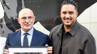 El muralista tinerfeño Alberto León inmortaliza a Luis de la Fuente a gran escala en el barrio valenciano de Montolivet