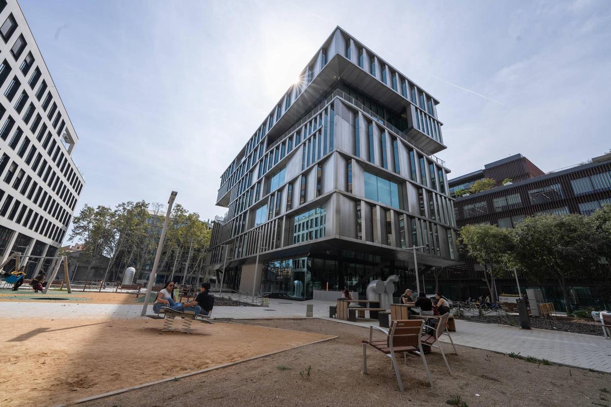 Todo el revestimiento exterior del campus es de alumnio, totalmente reutilizable. Todo el revestimiento exterior del campus es de alumnio, totalmente reutilizable.